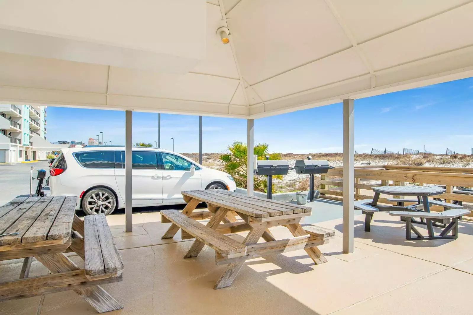 Island Winds West 775