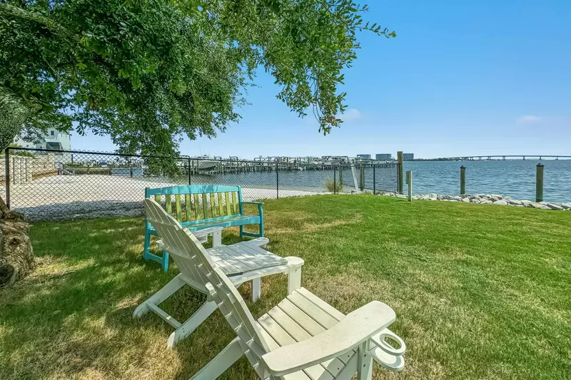 Phoenix on the Bay 1-1114