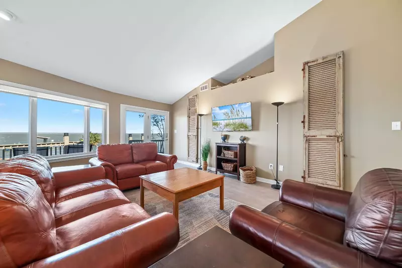 Round House Retreat on the Bay