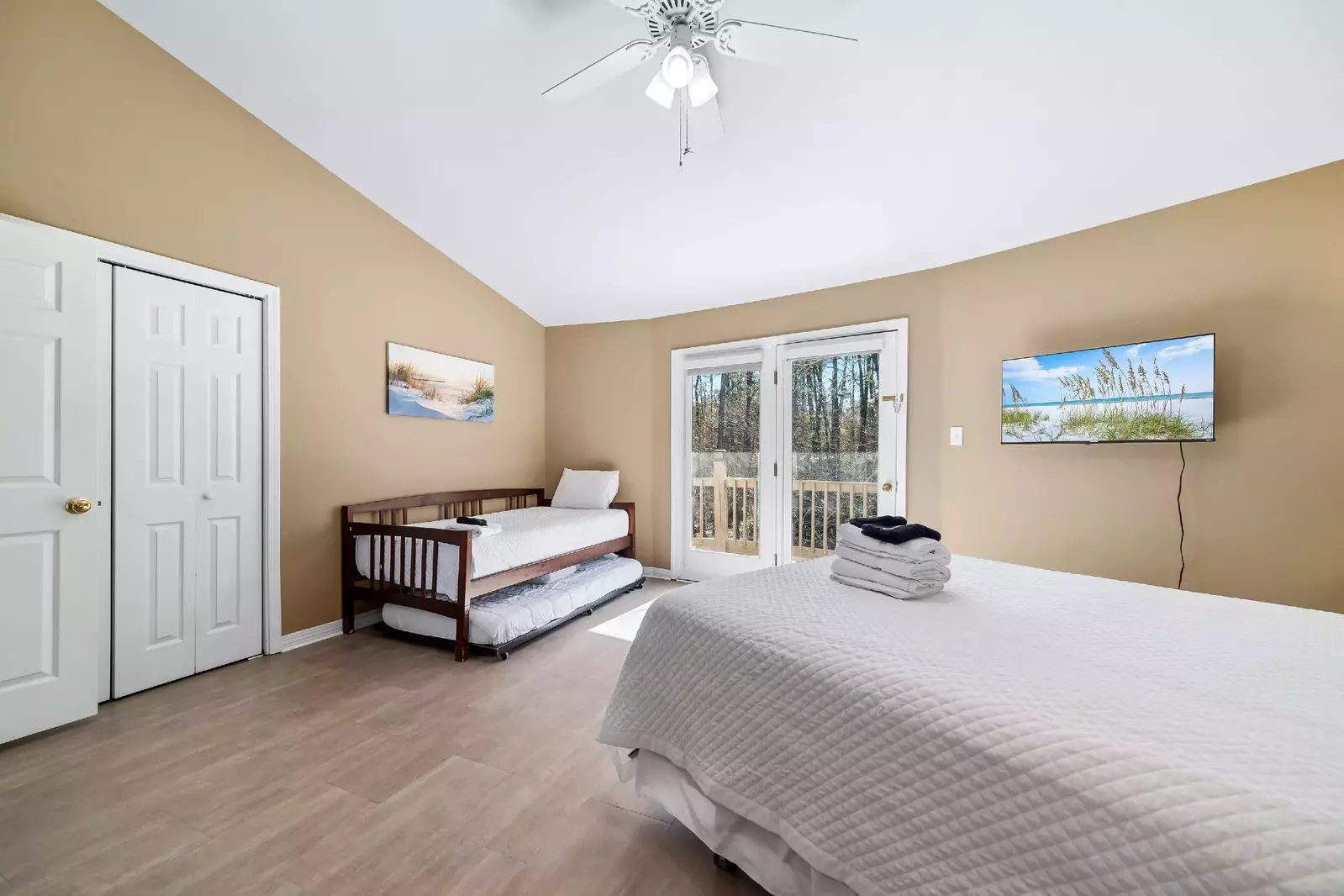 Round House Retreat on the Bay