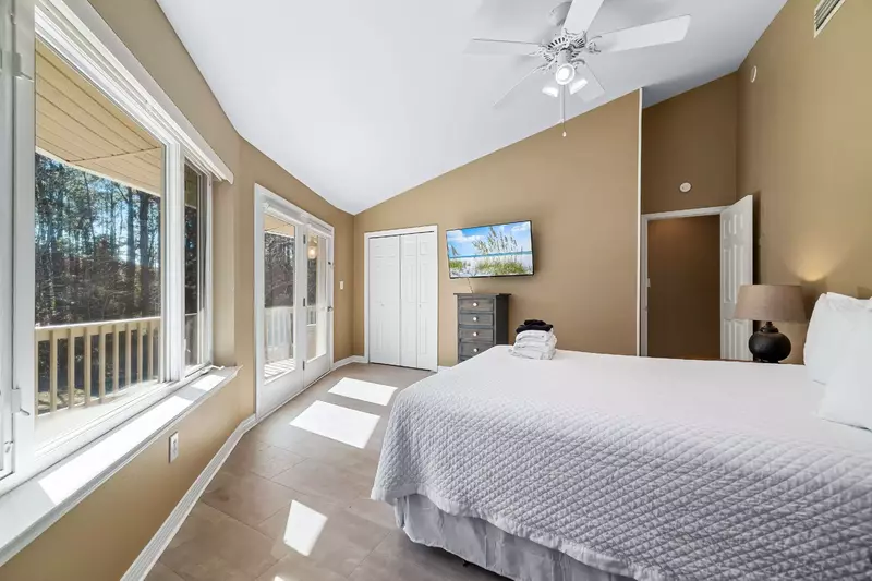 Round House Retreat on the Bay