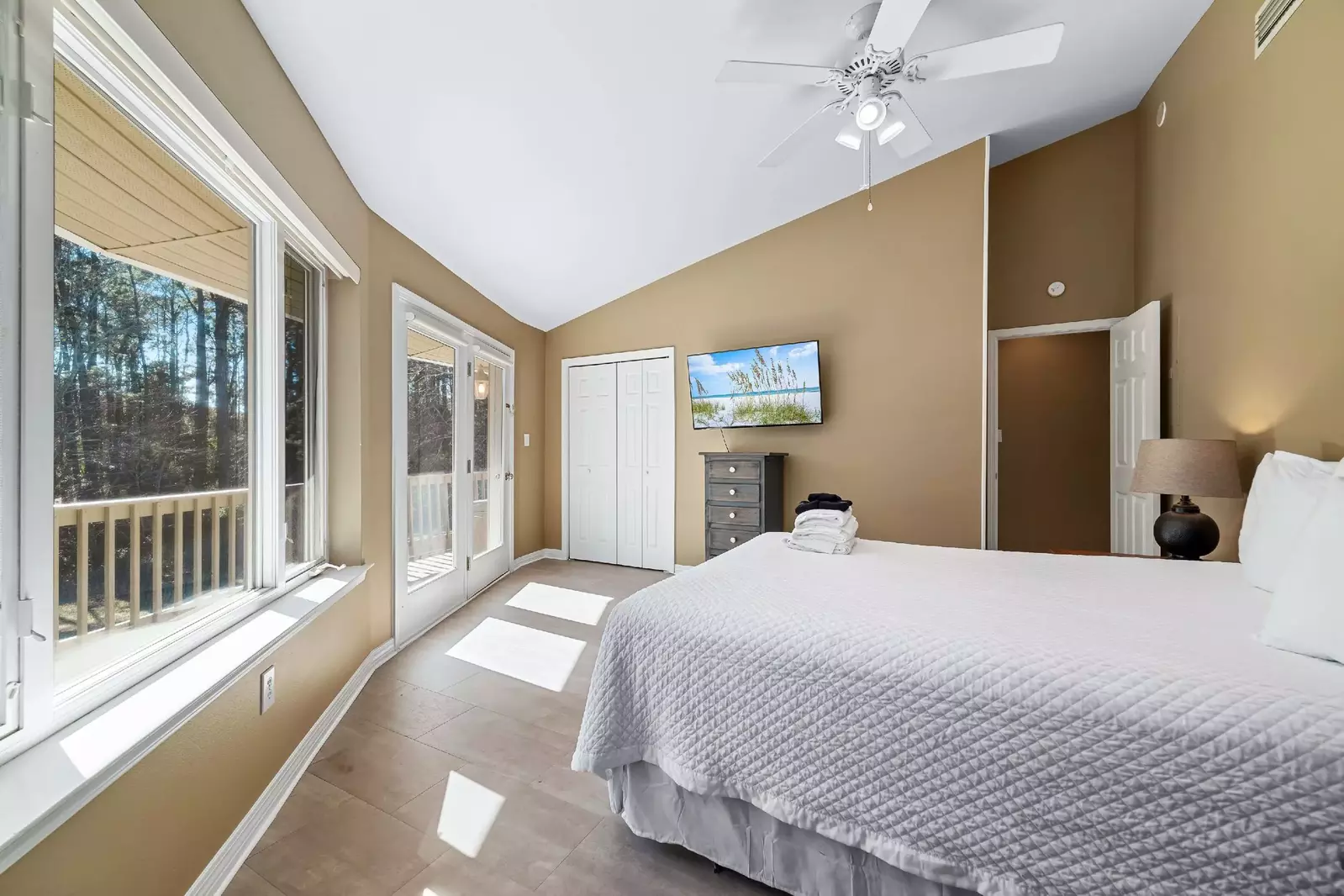 Round House Retreat on the Bay