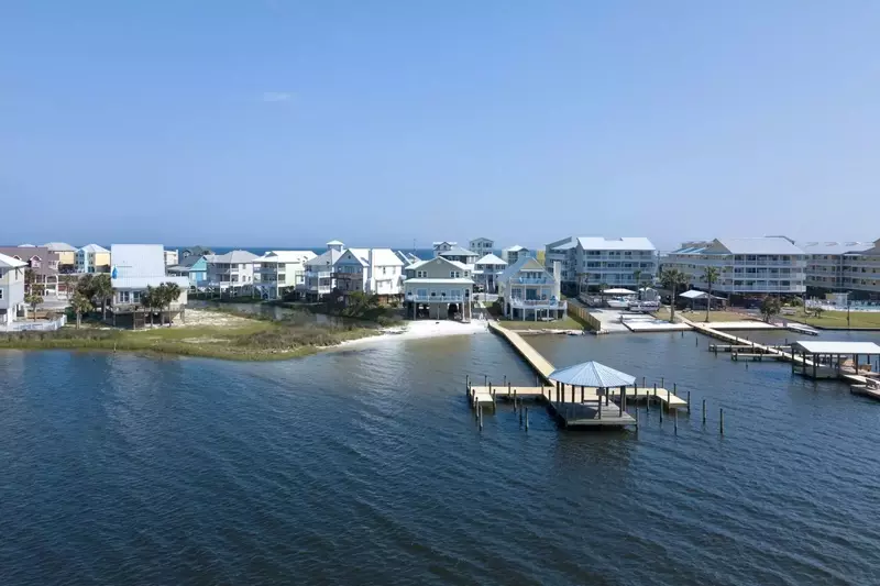 The Lazy Pelican East