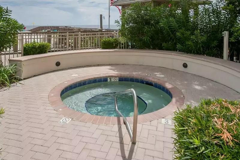 Hot tub overlooking boardwalk w/outdoor showers, beach and Gulf.