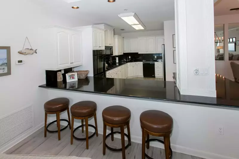 Breakfast bar with seating for 4