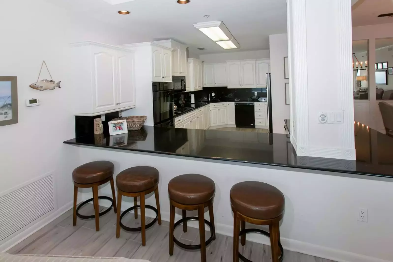 Breakfast bar with seating for 4