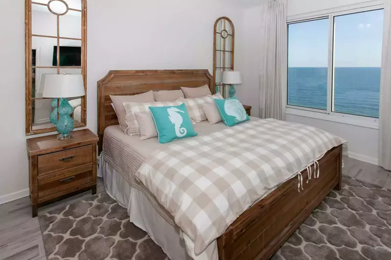 Guest room with king bed