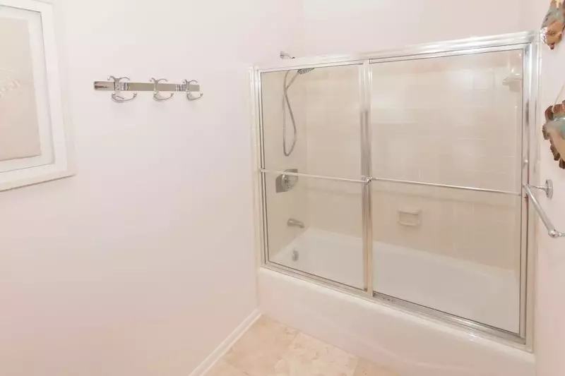 Guest bath with tub/shower