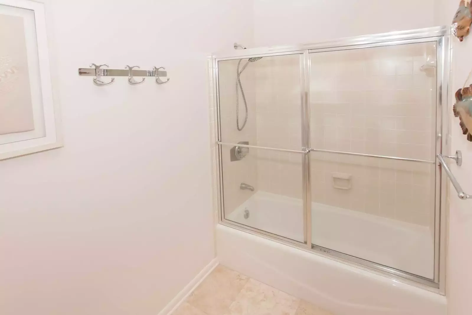 Guest bath with tub/shower