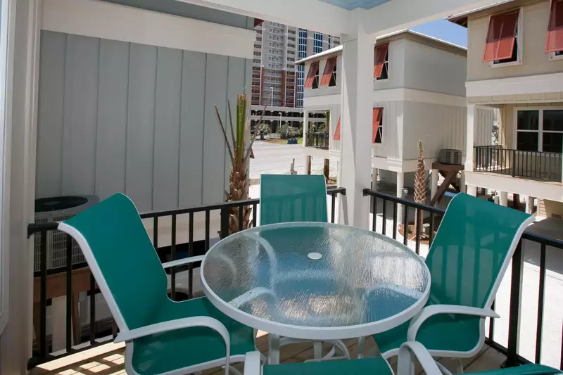 Al fresco dining on private deck