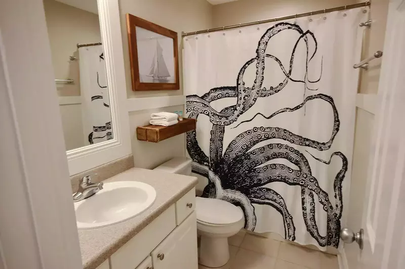 Guest bath with tile floors and tub/shower