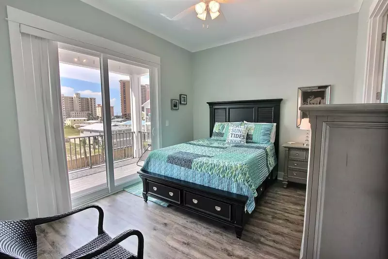 Primary room w/private balcony