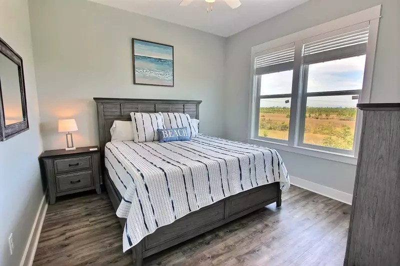 Guest bedroom w/queen bed
