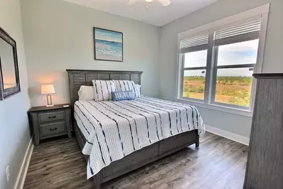 Guest bedroom w/queen bed