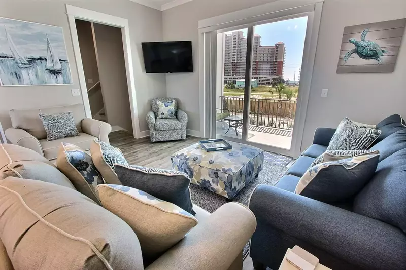 Living room w/flat screen TV/DVD