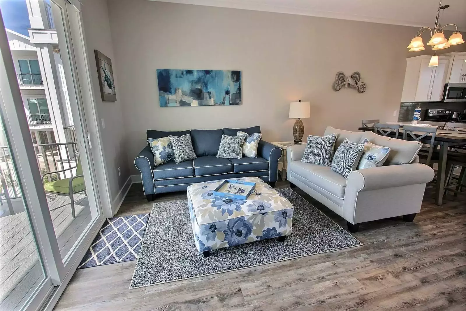 Living room w/coordinated decor seats 7