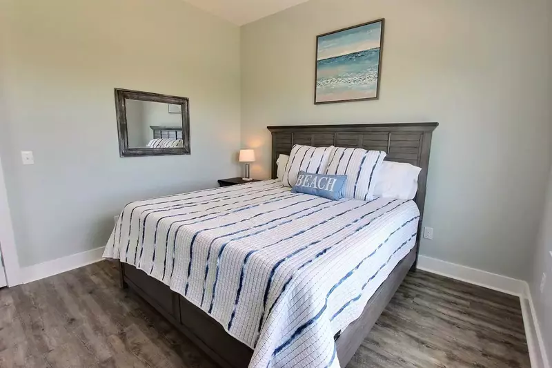 Guest bedroom w/queen