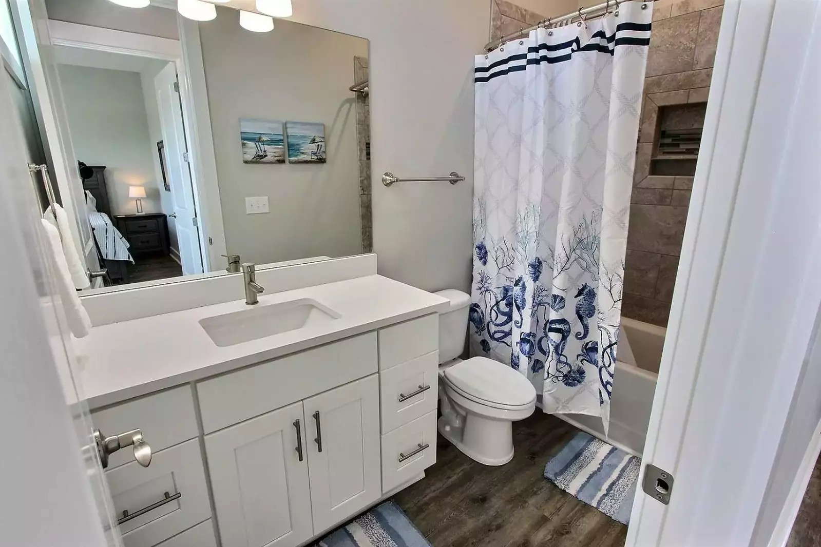 Guest bath w/tub/shower