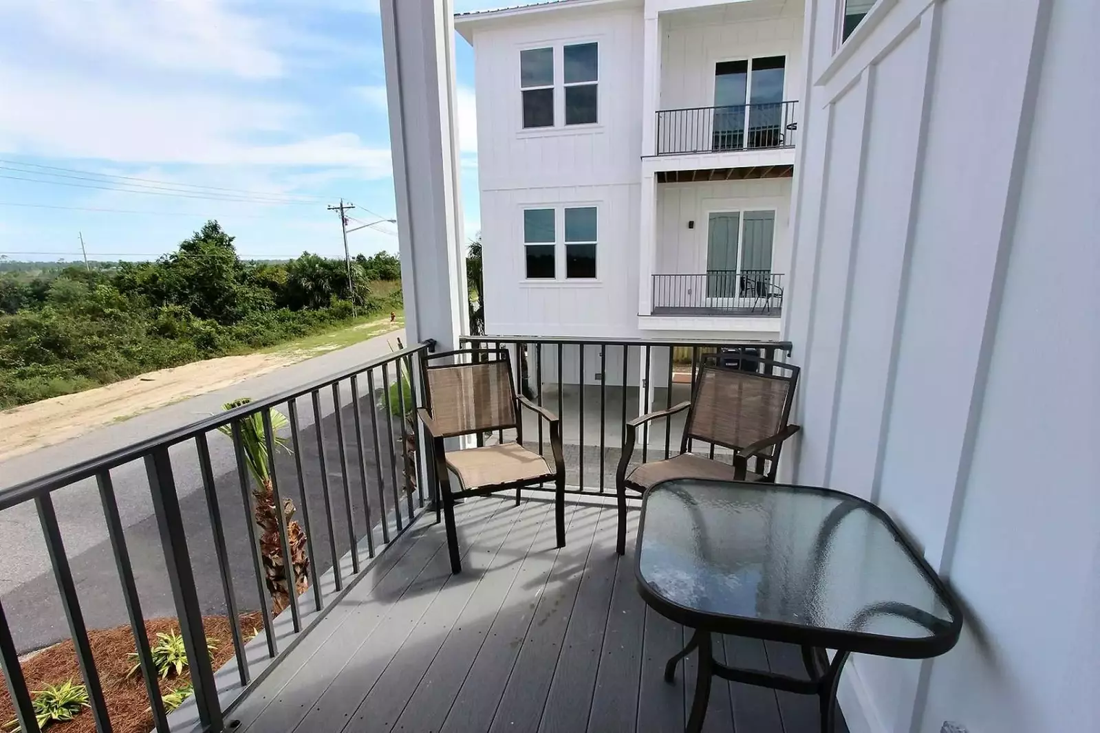 Community w/tropical landscaping